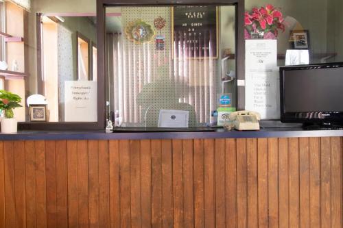 a counter with a window in a store at OYO Hotel Wilkes-Barre East in Wilkes-Barre