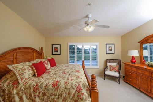 ein Schlafzimmer mit einem Bett und einem Deckenventilator in der Unterkunft Beautiful lakefront 2BR condo in Heritage Oaks Golf and Country Club in Vamo