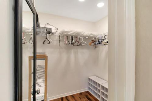 une salle de bain avec un placard avec des cintres et des chaussures dans l'établissement Private 3BR Pool Home - Punta Gorda - Pet Friendly - Paraclete Paradise, à Punta Gorda
