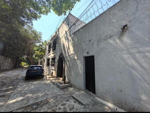 a car parked in front of a building at Cómoda habitación en Chiconcuac in Xochitepec