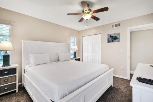 Ένα ή περισσότερα κρεβάτια σε δωμάτιο στο Relaxing canal front 2 BR pool home in North Port - Pineapple Way