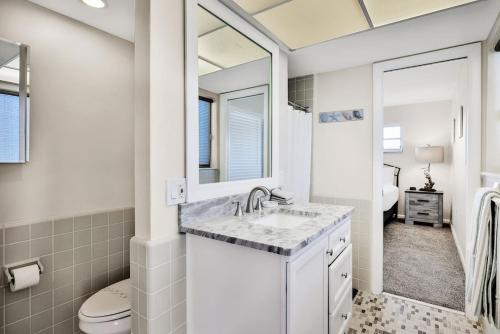 Ένα μπάνιο στο Relaxing canal front 2 BR pool home in North Port - Pineapple Way