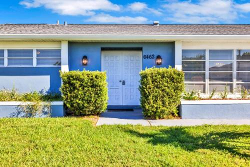 Κήπος έξω από το Relaxing canal front 2 BR pool home in North Port - Pineapple Way
