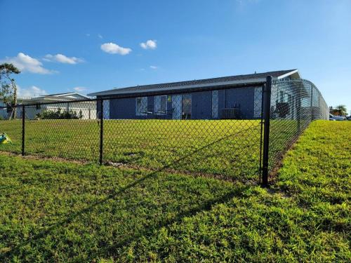 Κήπος έξω από το Relaxing canal front 2 BR pool home in North Port - Pineapple Way