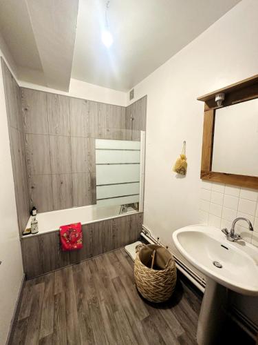 a bathroom with a sink and a toilet and a tub at Bel appartement Hôtel de ville in Bourganeuf