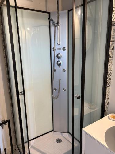 une douche avec une porte vitrée dans une salle de bain dans l'établissement Modern Studio in Mulhouse Perfect for a Stay, à Mulhouse