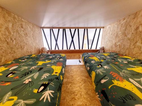 une chambre avec un lit et une fenêtre dans l'établissement Maison 4 couchages, à Saint-Léger-sous-Brienne