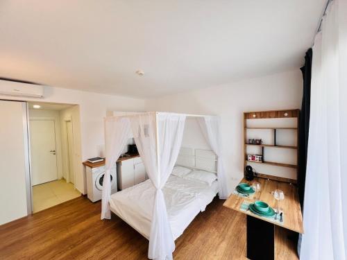 une chambre avec un lit à baldaquin dans l'établissement Studio Ivana by Blaxy Residence, à 23 August