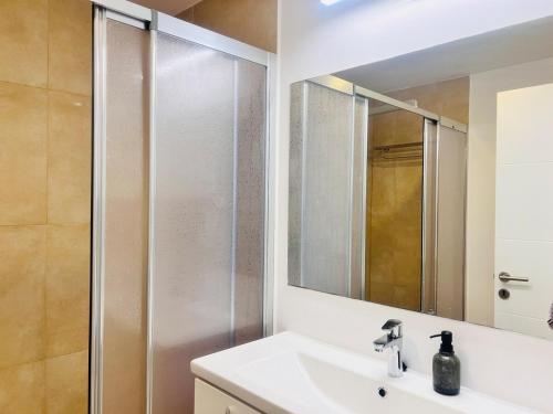 une salle de bains avec douche, lavabo et miroir dans l'établissement Studio Ivana by Blaxy Residence, à 23 August