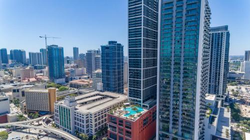 Modern Studio Apartment with Full Kitchen and Skyline Views photo 13