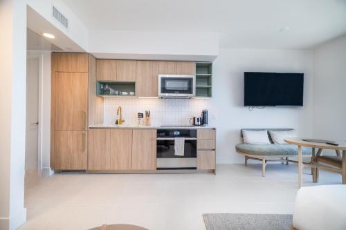 Modern Studio Apartment with Full Kitchen and Skyline Views photo 4