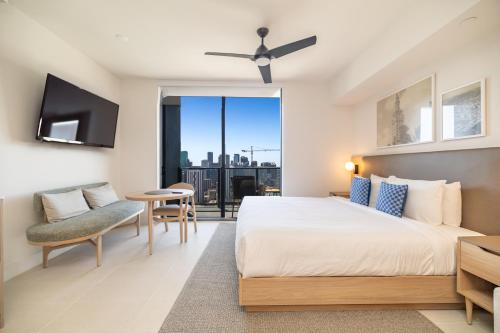 Modern Studio Apartment with Full Kitchen and Skyline Views photo 8