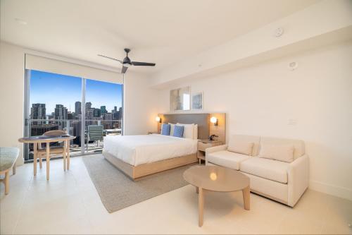 Modern Studio Apartment with Full Kitchen and Skyline Views photo 3