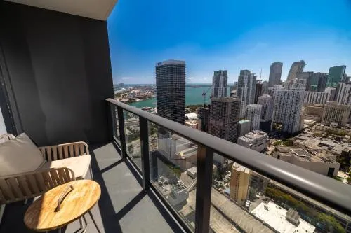 Modern Studio Apartment with Full Kitchen and Skyline Views photo 1