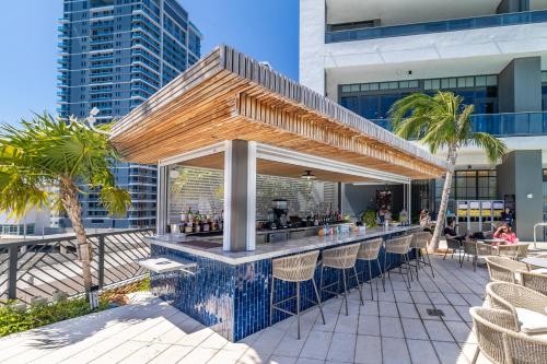 Modern Studio Apartment with Full Kitchen and Skyline Views photo 11