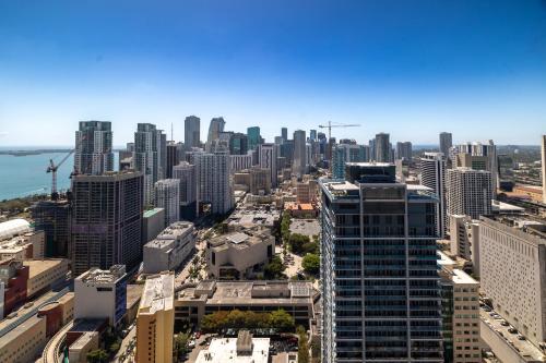Modern Studio Apartment with Full Kitchen and Skyline Views photo 17
