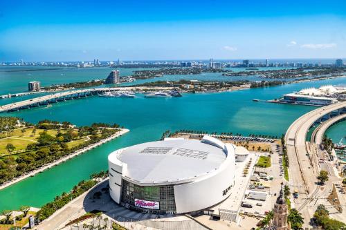 Modern Studio Apartment with Full Kitchen and Skyline Views photo 12