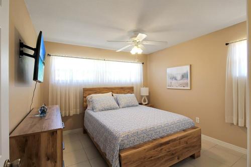 ポート・シャーロットにあるSerene Private Pool Home In Port Charlotteのベッドと薄型テレビのある寝室