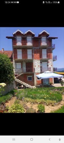 Το κτήριο όπου στεγάζεται  the country house