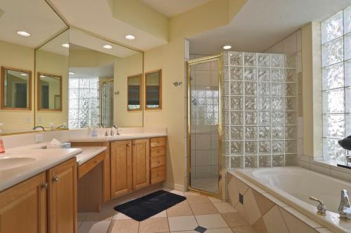 a bathroom with two sinks and a tub and a shower at Spacious 3BR home located in Tara Preserve with screened patio - Skippin Stones in Bradenton