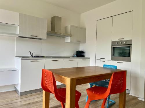 A kitchen or kitchenette at Emma‘s Riva-Dream - sonnige 2-Zimmer-Wohnung mit Garage und Balkon in Riva del Garda