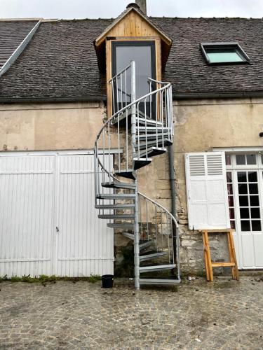 APPARTEMENT MODERNE DANS FERME DU 13éme SIECLE