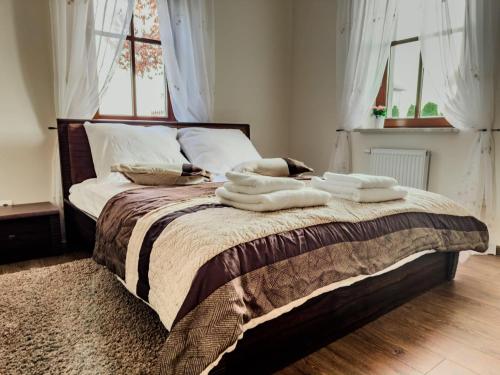 Un dormitorio con una cama con toallas. en Apartament Lawendowy, en Nałęczów