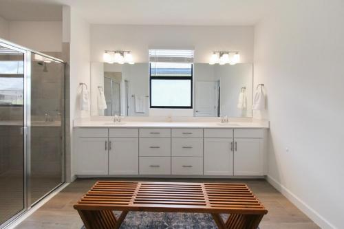 a bathroom with two sinks and a large mirror at Luxurious pool home in Lorraine Lakes, Lakewood Ranch in Bradenton