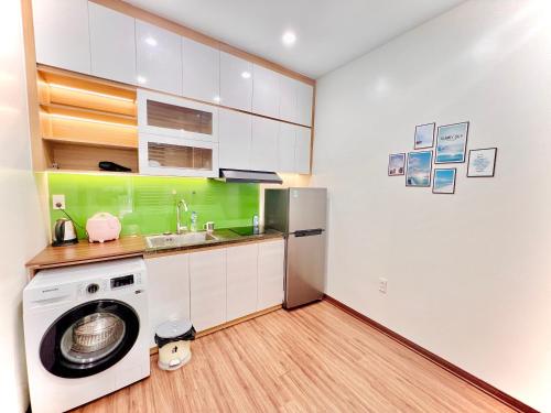 Η κουζίνα ή μικρή κουζίνα στο Vinhome Marina by HPT Homestay - Apartment Hai Phong City