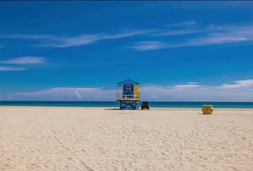 a life guard shack on a beach with the ocean at Southwinds Inn by The Gold Nests in Hollywood