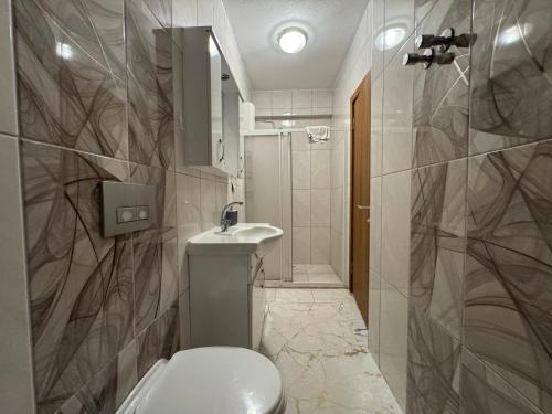 Et badeværelse på Ege Apartments