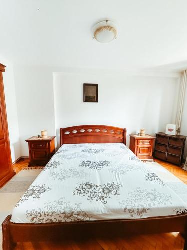 Un dormitorio con una cama y dos mesitas de noche. en Noah Downtown, en Timisoara