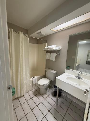 Vannituba majutusasutuses Country Hearth Inn & Suites Augusta