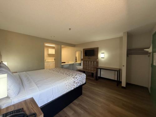 Voodi või voodid majutusasutuse Country Hearth Inn & Suites Augusta toas