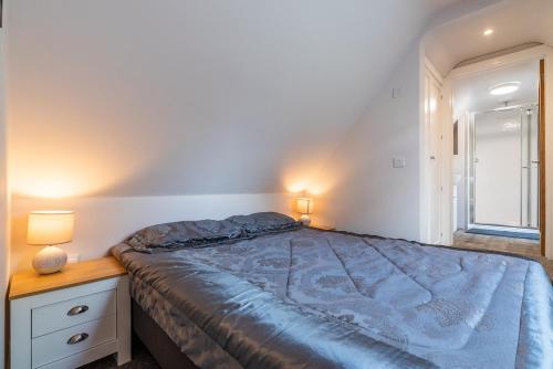 Ένα ή περισσότερα κρεβάτια σε δωμάτιο στο Beautiful new apartment with sheltered parking