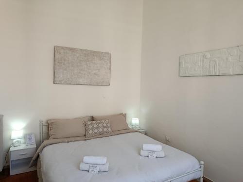 a bedroom with a white bed with two towels on it at Nobile Dimora - Centro Storico Ascoli Piceno in Ascoli Piceno