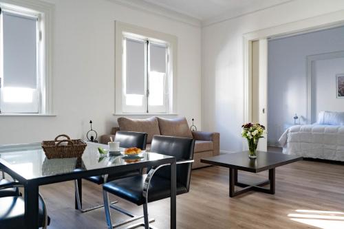 een woonkamer met een tafel en een bank bij Bellinzona Boutique in Buenos Aires