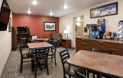 Un restaurante con mesas y sillas en una habitación. en My Place Hotel - Atlanta West I-20/Lithia Springs, GA, en Lithia Springs