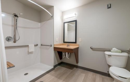 Un baño de My Place Hotel - Atlanta West I-20/Lithia Springs, GA