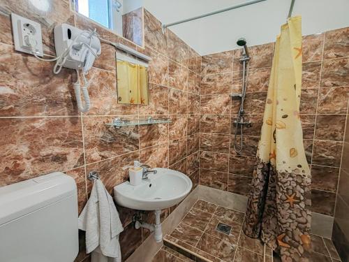A bathroom at Komáromi Vendégház Erdőhorváti