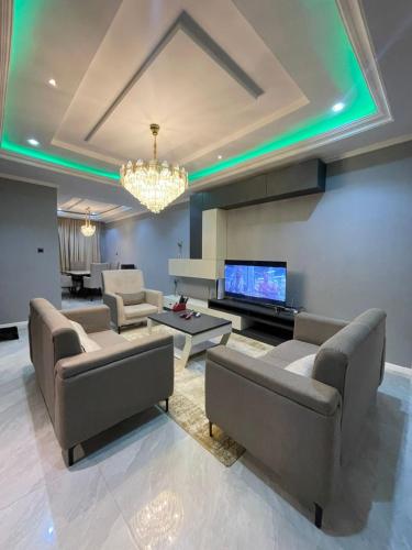 TV a/nebo společenská místnost v ubytování Tastefully Furnished four bedrooms katampe