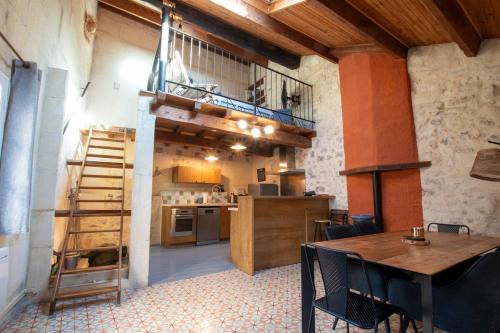 une cuisine et une salle à manger avec une table et une mezzanine dans l'établissement Marmandin - Clim - Proche Arènes, à Arles