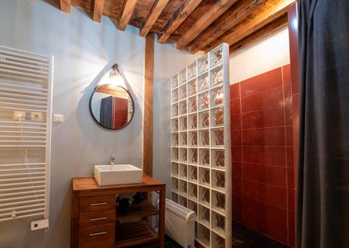 une salle de bain avec un lavabo et un miroir dans l'établissement Marmandin - Clim - Proche Arènes, à Arles