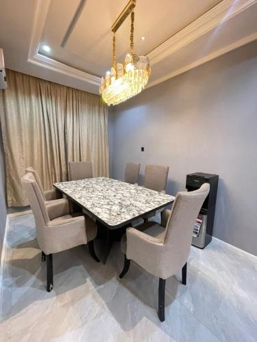 Posezení v ubytování Tastefully Furnished four bedrooms katampe