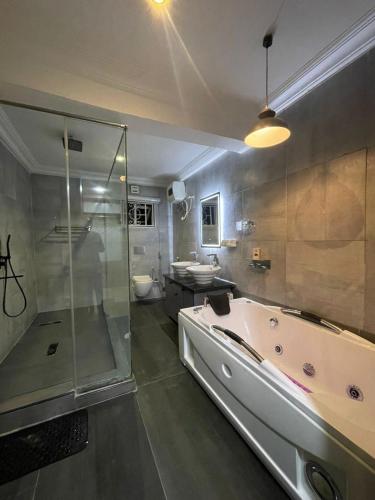 Koupelna v ubytování Tastefully Furnished four bedrooms katampe