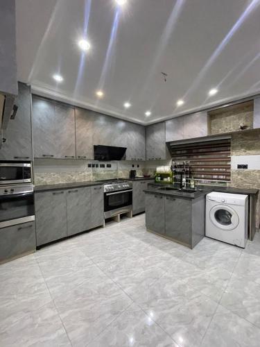 Kuchyň nebo kuchyňský kout v ubytování Tastefully Furnished four bedrooms katampe