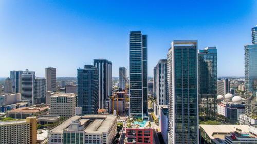 Stylish 1 Bedroom Apartment with Balcony and Citi Views in Downtown photo 16
