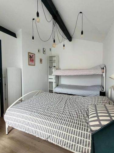 une chambre avec un grand lit dans une pièce dans l'établissement Résidence 042-soulac Sur Mer - 042 - Charmante maison de vacances à Soulac-sur-Mer, à deux pas de la plage MAE-2321, à Soulac-sur-Mer