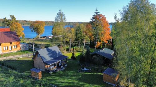 una vista aerea di una casa e di un lago di Uroczy domek nad Gilem a Miłomłyn