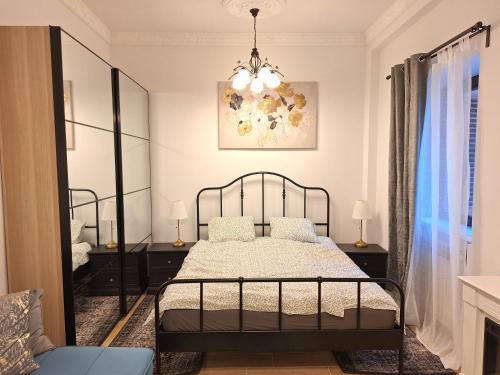 une chambre avec un lit et un lustre dans l'établissement Apartman Agram, à Zagreb